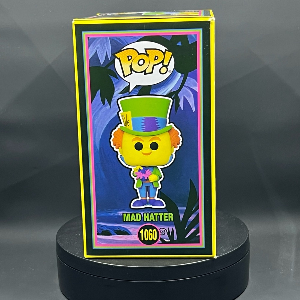 Funko Pop Mad Hatter Exclusive - Yellow and Green - Picture 4 of 5